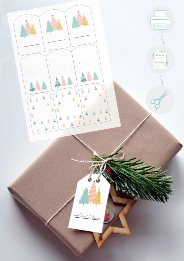 Geschenkanhänger Weihnachten mit bunten Tannenbäumen zum ausdrucken